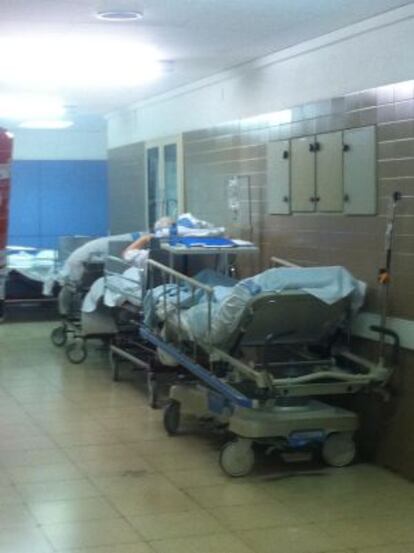 Dos pacientes esperan a que queden camas libres.