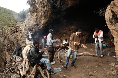 Conocer sus identidades será imposible hasta que un familiar compare su ADN con las muestras que los Juzgados de Instrucción 1 y 6 de la Ciudad Autónoma ordenaron extraer. Sin embargo, solo a una decena de kilómetros de El Tarajal, en los montes que nacen frente a la ciudad de Fnidq (Castillejos) es fácil encontrar pistas. En la imagen, inmigrantes cameruneses en la cueva donde viven en Marruecos.