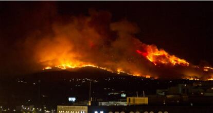 Imagen del fuego que ha prendido en la sierra de la localidad malagueña.