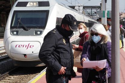 Controles policiales ayer en la estación de tren de Valladolid con motivo del cierre perimetral de la Comunidad.