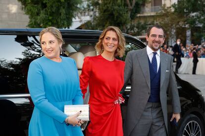 Nicolás de Grecia, hermano del novio, ha posado a su llegada con su mujer, Tatiana Blatnik, y su hermana, Theodora de Grecia. La hija pequeña de los reyes Constantino y Ana María será la siguiente en casarse, aunque por el momento se desconoce la fecha.