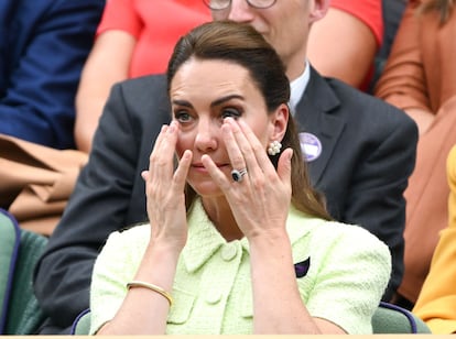 Aunque cuando hace visitas oficiales y se encuentra con el público ofrece siempre muestras de cariño, no es habitual ver esta faceta emocional de Kate Middleton. El gesto tiene especial importancia después de que trascendiera hace unos meses que supuestamente, fueron ella y sus comentarios racistas dirigidos a Meghan Markle los que "provocaron" la escandalosa entrevista que Markle y el príncipe Harry dieron a la estadounidense Oprah.