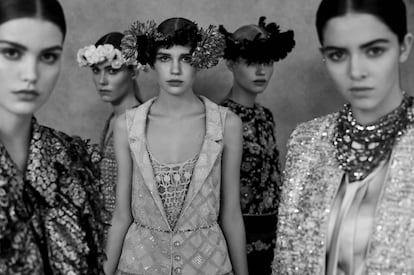 Una de las fotografías realizadas por Anton Corbijn del desfile de alta costura de Chanel de esta primavera-verano.