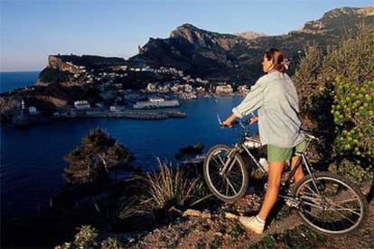 El puerto de Sóller se encuentra a menos de cinco kilómetros de la localidad homónima, a los pies de la sierra de Tramuntana, que recorre como una columna vertebral la costa oeste de Mallorca.