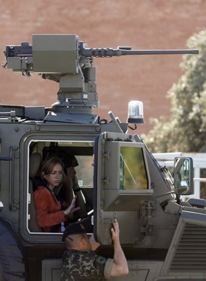 Chacón, a bordo de uno de los nuevos blindados del Ejército.