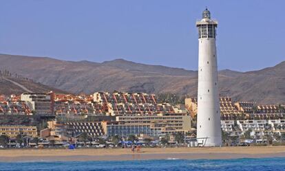 Ubicado frente al famoso Faro de Morro Jable y frente a la preciosa playa del Matorral. Además de las habitaciones y suites, invita a practicar deportes acuáticos, salir en bicicleta, jugar al golf o disfrutar de la cocina mediterránea en la isla.
Precio: desde 130 euros la noche para dos.