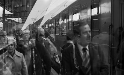 Viajeros en la estación de tren de Chamartín (Madrid), en junio de 1978. Ni había AVE ni se le esperaba. Aunque teníamos el Talgo en circulación por las vías españolas desde 1950, hubo locomotoras de vapor funcionando hasta 1975. La crisis del petróleo de 1973 impulsó la electrificación de las principales líneas ferroviarias. Tras su remodelación, la de Chamartín era una de las estaciones más modernas de España con zona de ocio y comerciales.