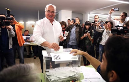El cap de llista de Catalunya Sí que es Pot, Lluís Rabell, en el moment de dipositar el seu vot, al districte de l'Eixample de Barcelona.