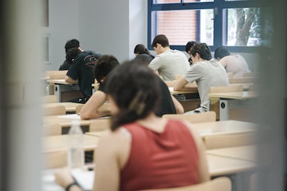 Alumnos durante el primer examen de la PAU 2025, en Madrid.