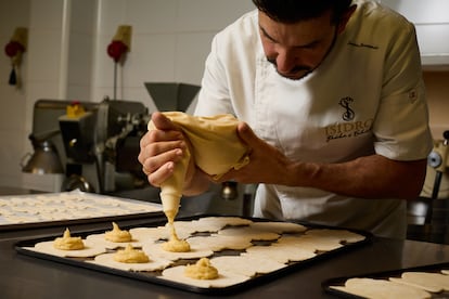 Javier Hernando rellena sus Ahorcaditos con una crema de almendra, recuperada del recetario del abuelo Isidro, fundador de la pastelería familiar.