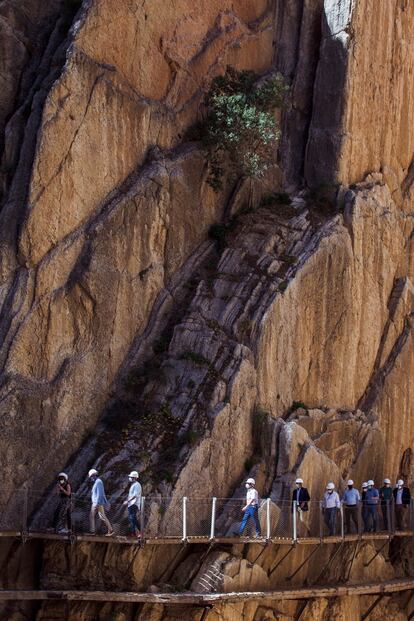  El Caminito del Rey, un sendero con una pasarela colgante de casi tres kilómetros ubicado en Málaga, reabre este viernes. Lo hace con 8.000 entradas vendidas, aunque diariamente solo podrá acoger a 550 visitantes, la mitad de su aforo habitual.