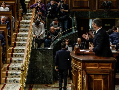 El líder de Vox, Santiago Abascal, interpela al presidente del PP, Alberto Núñez Feijóo, durante el debate de este martes en el Congreso.