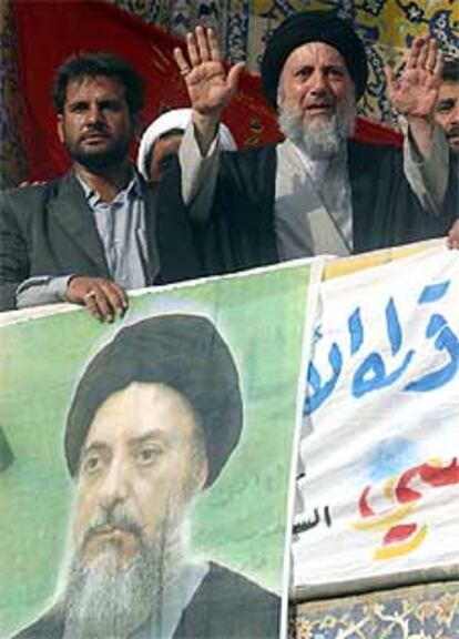 El ayatolá Mohamed Baqer al Hakim se dirige a miles de seguidores en Nayaf.