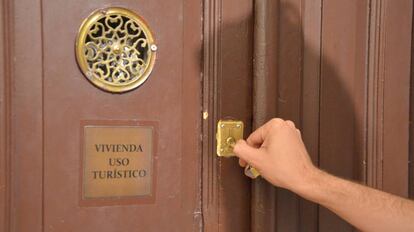 Un viajero abre la puerta de una vivienda de uso turístico en Madrid.