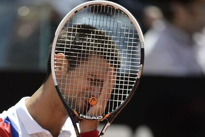 Novak Djokovic se lamenta por un fallo durante la final perdida con Rafael Nadal.