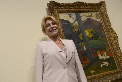 Carmen Thyssen posa frente al 'Mata Mua' en 2012.