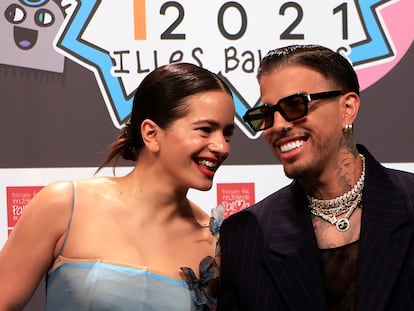 La cantante Rosalía y el cantante y productor puertorriqueño Rauw Alejandro, en la gala de Los40 Music Adwards, en Palma de Mallorca, en noviembre de 2021.
