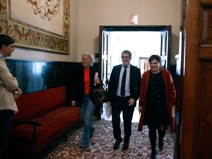 Montse Mínguez, Patxi López y Patricia Blanquer en los pasillos del Congreso, este martes, tras la reunión de la Junta de Portavoces.