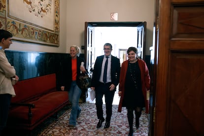 Montse Mínguez, Patxi López y Patricia Blanquer en los pasillos del Congreso, este martes, tras la reunión de la Junta de Portavoces.