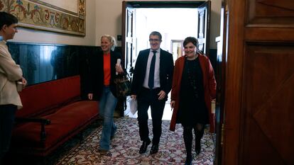 Montse Mínguez, Patxi López y Patricia Blanquer en los pasillos del Congreso, este martes, tras la reunión de la Junta de Portavoces.