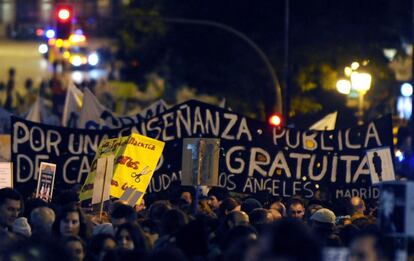 Estudiantes universitarios sostiene una pancarta contra los recortes y a favor de la enseñanza pública y gratuita.