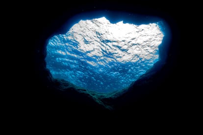 Una de las cuevas de la reserva del Mar de las Calmas, en la isla de EL Hierro. 