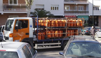 Camión de reparto de gas butano en un barrio madrileño.