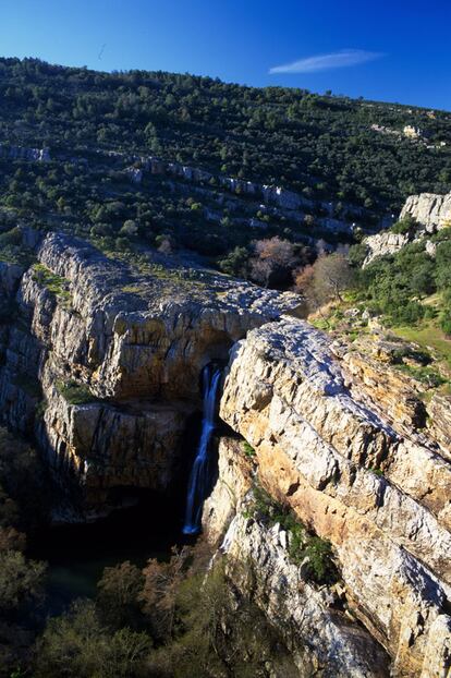 El rio Guarrizas saltando la gran falla que compone la cascada de la Cimbarra, de 50 metros de altura, cerca de Despeñaperros (Jaén).