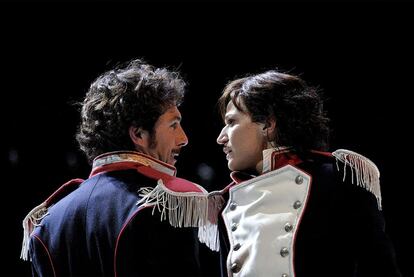 Pep Planas (Orsino, duque de Iliria) y Sílvia Bel (Viola, disfrazada de hombre), en <i>Nit de Reis</i>.