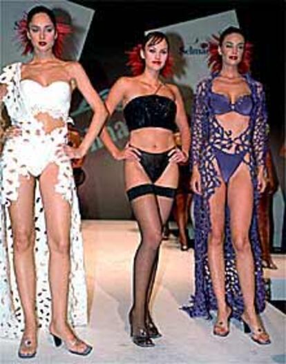 Miss España 2001, 2000 y 1998 lucieron ropa interior en una pasarela.
