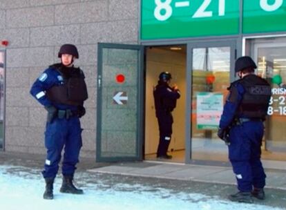 Agentes de la policía finlandesa vigilan los accesos al centro comercial de Espoo donde se ha producido el tiroteo.