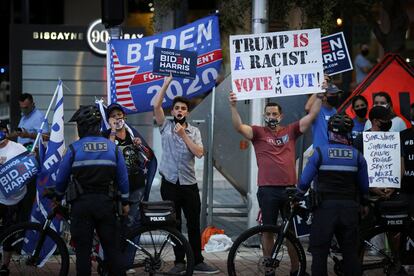 Simpatizantes del candidato demócrata, Joe Biden, el jueves en Miami.