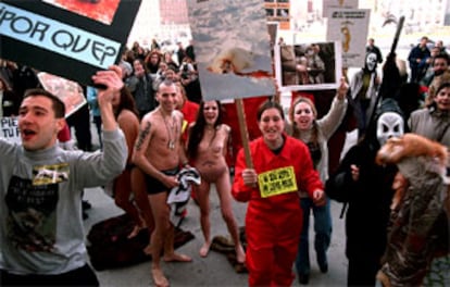 Aspecto de la manifestación, ayer, en protesta por la utilización de pieles de animales en prendas de vestir.