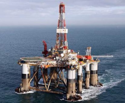 Foto de finales de 2009 y difundida hoy por Diamond Offshore Drilling de la plataforma 'Ocean Guardian' al ser remolcada en aguas británicas