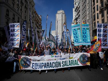 Asistentes a la manifestación convocada por sindicatos y asociaciones de la Policía Nacional y la Guardia Civil, a su paso por la Gran Vía madrileña, este sábado.