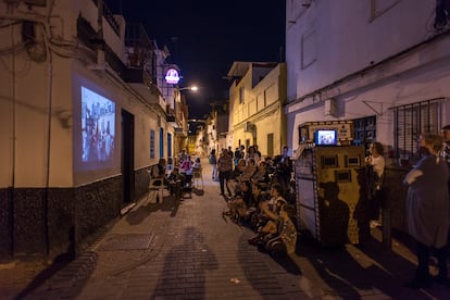 Proyección de las fotografías y vídeos caseros rescatados y digitalizados por La Digitalizadora de la Memoria Colectiva en el barrio de La Bachillera, en Sevilla, el pasado 30 de septiembre.