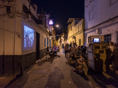 Proyección de las fotografías y vídeos caseros rescatados y digitalizados por La Digitalizadora de la Memoria Colectiva en el barrio de La Bachillera, en Sevilla, el pasado 30 de septiembre.