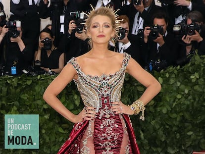 Blake Lively posando en la alfombra roja del Met 2018.