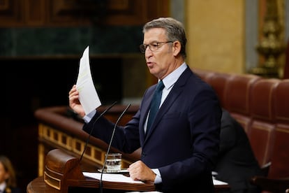 El presidente del PP, Alberto Núñez Feijóo, interviene en el pleno del Congreso, este miércoles.