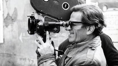 Pasolini sujeta la c&aacute;mara durante la grabaci&oacute;n de una de sus pel&iacute;culas.