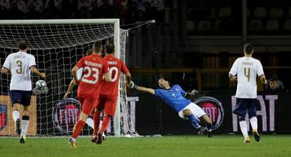 Buffon no logra detener el chut de Trajkovski que dio el empate a Macedonia la clasificación matemática a España.