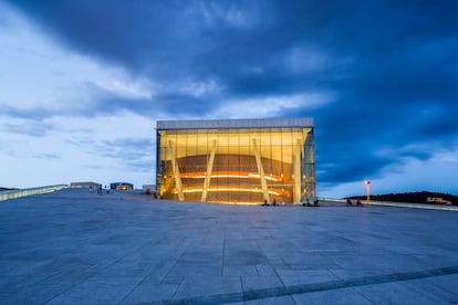 Casa de la Ópera (Oslo, Noruega). Los escandinavos saben cómo acometer proyectos rompedores. La moderna y nívea Ópera de Oslo, parcialmente sumergida en un fiordo, es preciosa. Su diseño, obra del estudio noruego Snøhetta, se inspiró en la imagen de dos glaciares en colisión (en la lejanía, desde ciertos ángulos, parece un anguloso iceberg flotante). El interior es una sinfonía de roble en un cubo translúcido. No obstante, lo mejor quizá sea su tejado, en esencia un paseo urbano cuyos grandes e inclinados planos llegan hasta el agua. Desde el tejado se puede echar una ojeada dentro y admirar el fiordo. Parece un lugar de recreo para adultos que, además, acoge una ópera. En 2009, la ‘Operahuset’ ganó el premio Mies van der Rohe, el máximo galardón europeo de arquitectura contemporánea. 