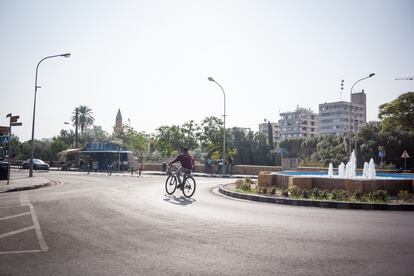 La plaza Oxi, en Nicosia, Chipre. Cada día, centenares de solicitantes de asilo esperan a que alguien llegue y les ofrezca trabajo.