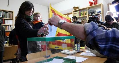Una vecina de Sant Jaume de Frontanyà vota en 2009 en la consulta de independencia de Cataluña.