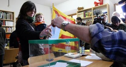 Una vecina de Sant Jaume de Frontany&agrave; vota en 2009 en la consulta de independencia de Catalu&ntilde;a.