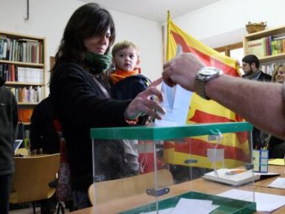 Una vecina de Sant Jaume de Frontany&agrave; vota en 2009 en la consulta de independencia de Catalu&ntilde;a.