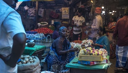 Los vendedores de flores de India, como esta de un mercado de Pondicherry, sufren dificultades para adaptarse a la prohibición del plástico de un solo uso.