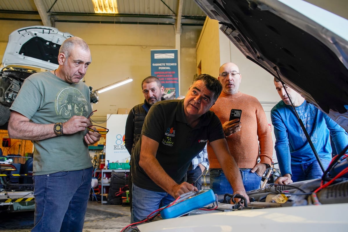 Mecánicos que se reciclan para arreglar coches eléctricos: “Hay que ponerse las pilas, cada vez nos llegan más”
