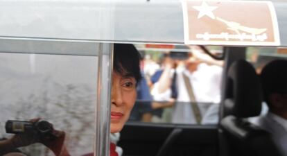 La Nobel opositora birmana Suu Kyi, esta mañana tras votar.