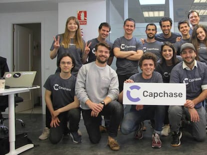 Los fundadores de Capchase con parte de su equipo.
